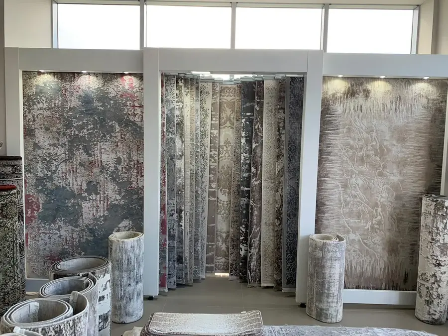Stendat e murit në showroom